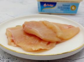 鸡胸肉片成3个薄片、加十三香、料酒、盐腌制10分钟。