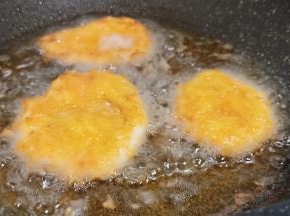 锅里加适量的油，油温5成热、鸡胸肉沿着锅边下油锅油炸。