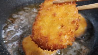 炸至两面金黄即可盛盘。