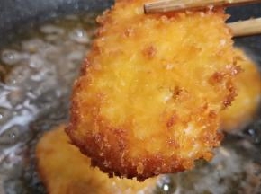 炸至两面金黄即可盛盘。