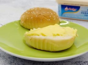 汉堡胚对半切开，抹上软黄油。