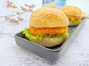 加上生菜，鸡排即可享用！