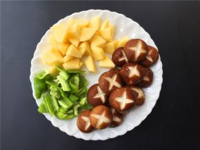 将土豆、青椒切滚刀块，香菇洗净切花。
