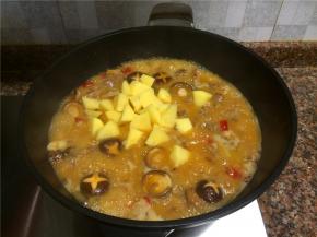 放入土豆翻炒均匀，中火煮20分钟左右。（依汤量的多少）