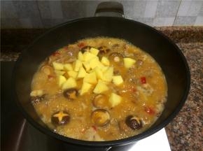放入土豆翻炒均匀，中火煮20分钟左右。（依汤量的多少）