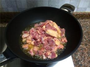 放入鸭肉煸干水份。（如果鸭肉比较多，时间就会比较长）