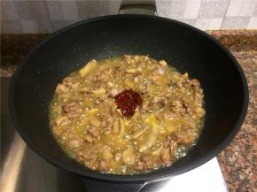 放入一勺豆瓣酱翻炒出香味。