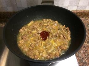 放入一勺豆瓣酱翻炒出香味。