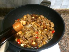 倒入适量生抽翻炒30秒。