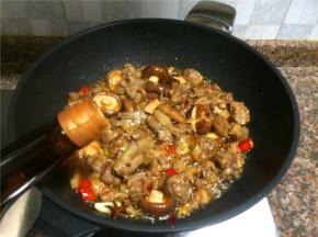 倒入适量生抽翻炒30秒。