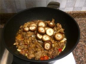 准备好香菇翻炒30秒。