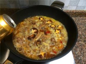 倒入啤酒翻炒均匀，大火煮5分钟。