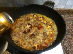 倒入啤酒翻炒均匀，大火煮5分钟。