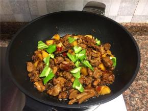 放入青椒和老干妈油辣椒翻炒20秒即可出锅。