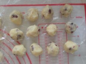 将黄油隔热水融化成液体，将馅料里的所有材料混合成团，放入冰箱冷藏2个小时，然后分成12等份，搓圆备用