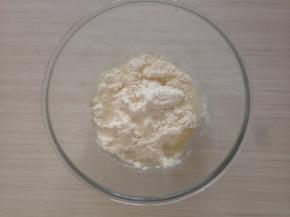 将水油皮的所有材料放入盆里