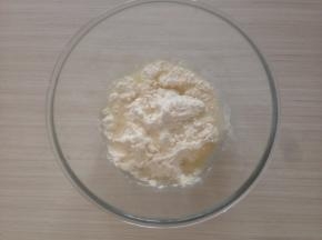 将水油皮的所有材料放入盆里