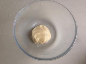 将油酥的两种材料混合成团