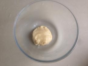 将油酥的两种材料混合成团