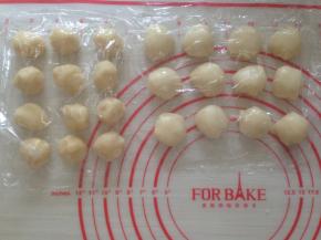 水油皮和油酥都分成12等份，搓圆