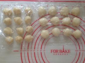 水油皮和油酥都分成12等份，搓圆