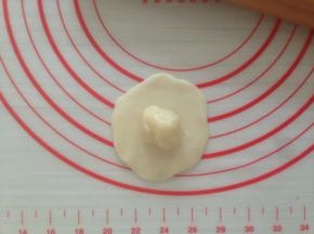 水油皮擀圆，将油酥放入