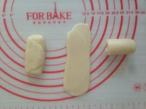 用手掌压扁一下，擀成长舌形，卷起（步骤图片从左到右），再松驰15分钟