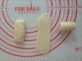 用手掌压扁一下，擀成长舌形，卷起（步骤图片从左到右），再松驰15分钟