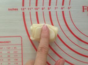 手指在中间压一下成V型