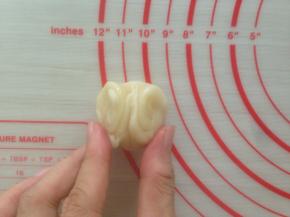 捏住两头，压扁