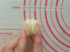 捏住两头，压扁