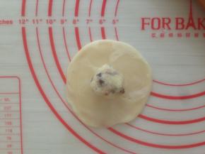 擀成中间厚四周薄，放上馅料