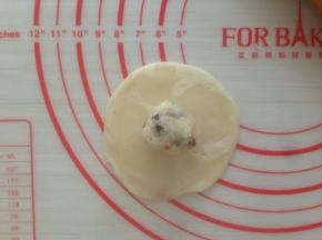 擀成中间厚四周薄，放上馅料