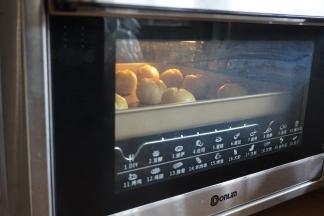 放入已经预热到180度的东菱K40C烤箱中下层，烘烤23分钟（实际烘烤温度要根据自家烤箱脾气而定）。