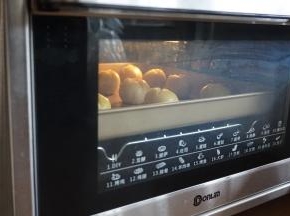 放入已经预热到180度的东菱K40C烤箱中下层，烘烤23分钟（实际烘烤温度要根据自家烤箱脾气而定）。