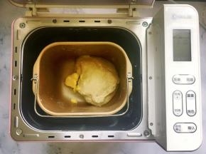 首先将除黄油以外的所有食材放入面包桶里，用筷子搅匀至没有干粉的状态，然后启动面包机开始揉面，揉至面团粗膜状态时加入软化的黄油。这里要说明的是，先用筷子搅拌是为了防止面包机操作时，面粉会飞溅出来。