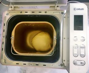 面包机继续揉至完全扩展阶段，即面团光滑而有光泽，面团撑开是有韧性的薄膜状态。