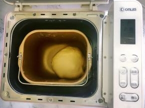 面包机继续揉至完全扩展阶段，即面团光滑而有光泽，面团撑开是有韧性的薄膜状态。