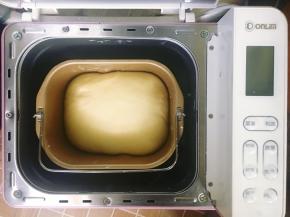 盖上面包机盖子，让面团在室温26度的环境下发酵至两倍大，如果天气冷，就要放入烤箱或者发酵箱发酵。用手指沾粉在面团中间戳一个洞，不回缩不塌陷就说明发酵好了。