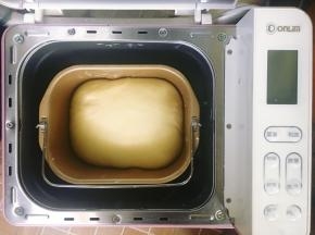 盖上面包机盖子，让面团在室温26度的环境下发酵至两倍大，如果天气冷，就要放入烤箱或者发酵箱发酵。用手指沾粉在面团中间戳一个洞，不回缩不塌陷就说明发酵好了。