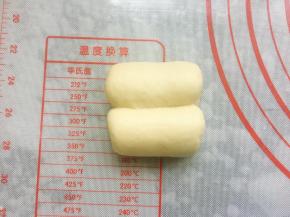 上下各自向二分之一处卷起，卷到中间压紧。