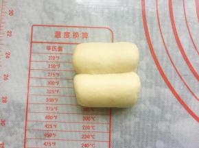 上下各自向二分之一处卷起，卷到中间压紧。
