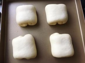 放在温度38度，湿度75%的环境中发酵至两倍大。