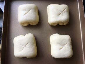 面包二次发酵完成后，表面刷上薄薄的一层蛋液，并用锋利的刀片划十字割口。