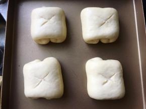 面包二次发酵完成后，表面刷上薄薄的一层蛋液，并用锋利的刀片划十字割口。