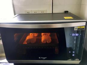 放入预热至170度的烤箱中层，上下火烘烤15分钟左右。因为我的烤箱是25L的，中层离上发热管太近，所以我放在最底层烘烤的。