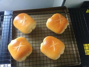 烤至表面金黄即可出炉，面包放在晾网上凉透后即可装袋密封保存。