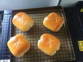 烤至表面金黄即可出炉，面包放在晾网上凉透后即可装袋密封保存。