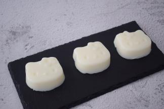 放入冰箱冷藏4-6小时，取出用牙签沿着四边小心划过，倒扣脱模