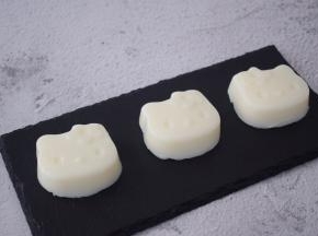 放入冰箱冷藏4-6小时，取出用牙签沿着四边小心划过，倒扣脱模